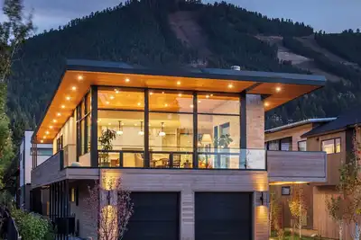 Image de Upside Down. East Jackson new construction, hot tub, chef's kitchen,
