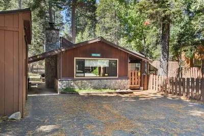 Image de Elm Street Getaway – Private and Charming 4 Bdr for 8 in Incredible Location!