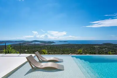 Image de Exquisite 4-bedroom villa with Hot-tub, Sauna, Gym, Media room, Billiards, 64 sqm heated pool