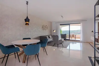 Image de Stylish & Peaceful 2 Bedroom Apt - 1 Mile to beach, Fast Wi-Fi, Luxury bedding