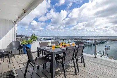 Image de Crows Nest Marina View Apartment, 6 Teramby Rd - waterfront, WiFi, Aircon, Marina
