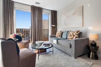 Image de Luxury 2br Apt + Work-From-Home Space