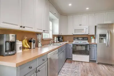 Image de Cute three bedroom one bath home with private pool