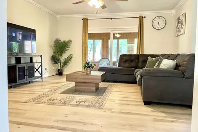 Image de Monthly Comfort, Sleeps 9 with Wi-fi, Gym, Crib and Parking.