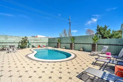 Image de Spacious 7-bedroom\/6bath front + carriage house with Pool 1 blk from Henderson!