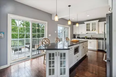 Image de Modern 3-Bed Home with Game Room