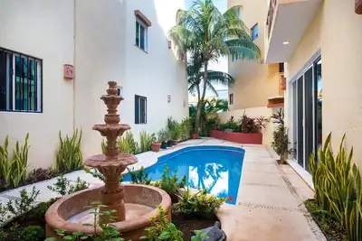 Image de Two bedroom bottom floor condo 1/2 block to the beach