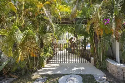 Image de Third Floor Spacious Condimunium beach side