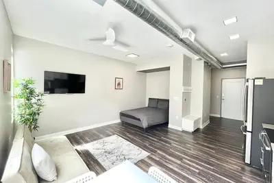Image de Vibrant Downtown Condo with Skywalk Access #1