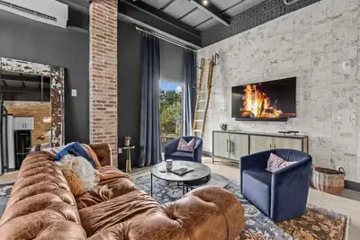 Image de The Loft - Vibe is City meets Speak Easy with 2 Queen Bed + 1 Bath