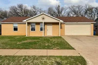 Image de Rustic Wheel-horse House. Entire one-level 3/2 home located in Granbury, Tx.