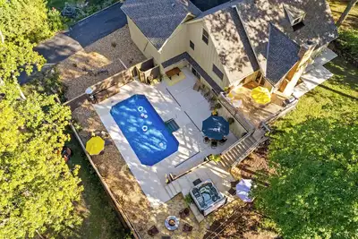 Image de Pool & Hot Tub in the heart of Kc! Tons of stylish space inside and out!