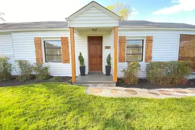 Image de Cozy 3 Bedroom Home- Book Now!