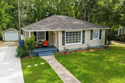 Image de 3-bedroom / 3 bathroom Southern Cottage in the center of everything.