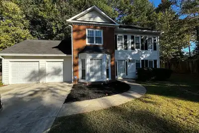 Image de Luxurious, stylish 4-bedroom house in charming Powder Springs.
