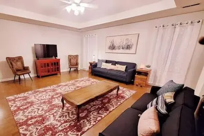Image de Peaceful, Spacious Living Room, Near Downtown Louisville