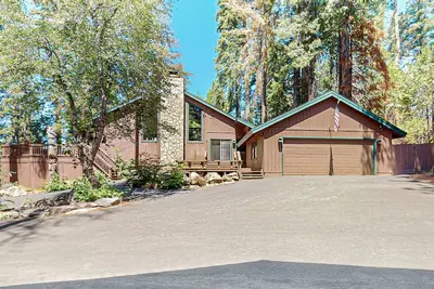 Image de Large mountain-view home with fireplace, game room, & fire pit