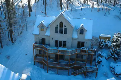 Image de Spacious Family Gem ~ Scenic Lake Views ~ Hot Tub!