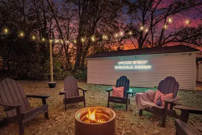 Image de Oakside Retreat – Private Getaway with Huge Yard, Firepit and Game Room