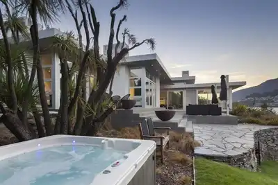Image de Luxury lakeside villa with terrace and spa pool by MajorDomo