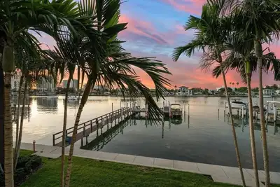 Image de Indulge in Waterfront Elegance: Stunning 4/3 Townhome - 2800 Square Feet