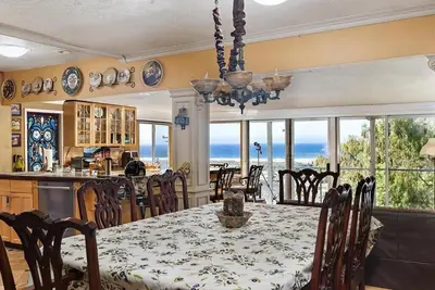 Image de 4 King Bedrooms, 2. 5 Baths, Ocean View, Hot Tub, Outdoor Space, Solar Powered.