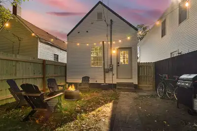 Image de Uptown Haven: Stylish Stay Near Downtown with Bikes and Firepit near Downtown