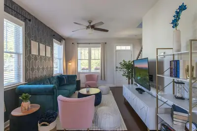 Image de Fam/Biz-Friendly 3bd w/ Fire pit & Bbq - Downtown