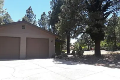 Image de Charming Country Club home on 1/2 acre lot. 3-bed 2 ba house with 2 fireplaces.