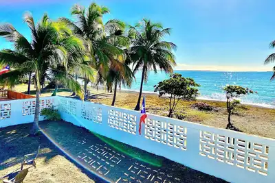 Image de Beachfront Bliss: Spacious 5-Bedroom, 2-Bath Escape with Stunning Ocean Views\n\n
