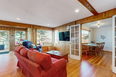 Image de Charming home with wonderful ocean views, ping pong game room, WiFi, decks