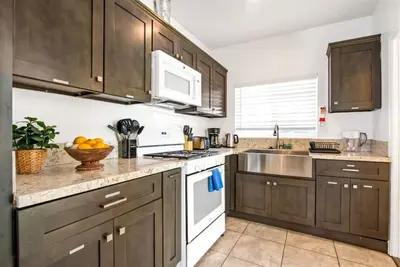 Image de Calm Oasis • Bbq • 2-Bedroom Sanctuary with Backyard and High-Speed Internet