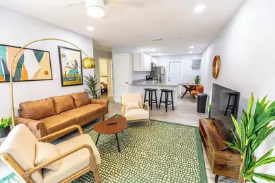 Image de Trendy Home by Jet Skis, Parks & Art Hotspots
