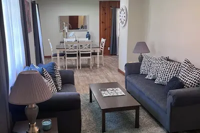 Image de 3-bedroom; 2 Bath with family room, living room in tranquil Columbia, Ms