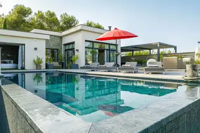 Image de Villa Prestigieuse avec Spa, 2 Piscines, vue sur la mer, Wi-Fi et climatisation