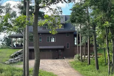 Enjoy a beautiful lakeside cabin on Whitefish Chain with your family & friends! ,