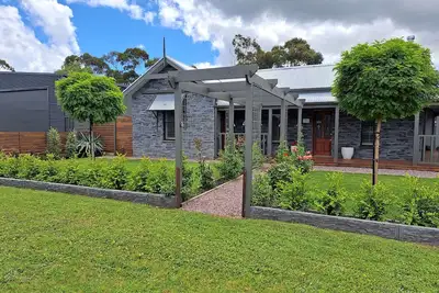 Image de Whiskers Cottage cosy romantic getaway in the Limestone Coast near Mt Gambier.