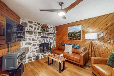 Image de Hexagonal log cabin in the woods with view of lake!
