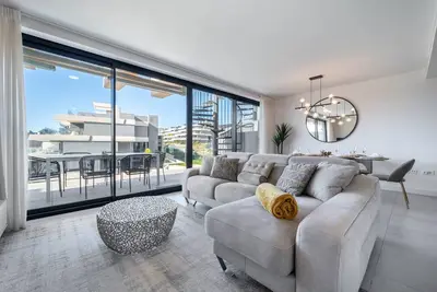 Image de Stylish Duplex Penthouse with Panoramic Views