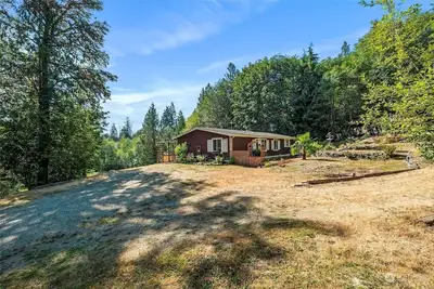 Image de Secluded forest retreat and pond