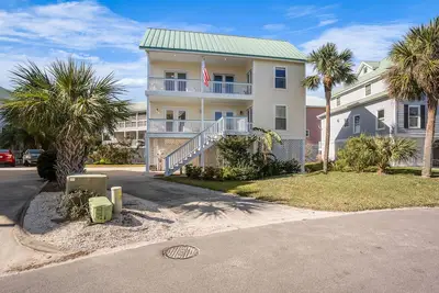 Image de Charming Ocean View Retreat- Steps to the Beach and Pool- Resort-Style Amenities