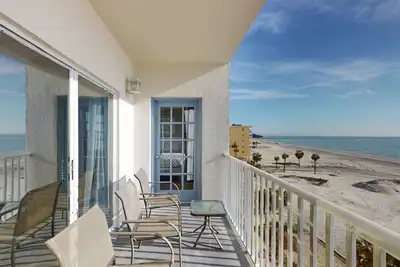 Image de Beachfront Delight. Easy Walk to Johns Pass. Heated Pool. Great Location!