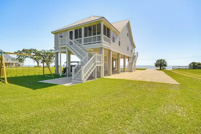 Image de Walk to Beach: Oceanfront Home w/ Outdoor Kitchen