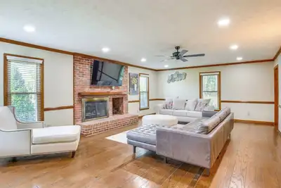 Image de House on 20 Acres w/ On-Site Pond in Spring Lake!