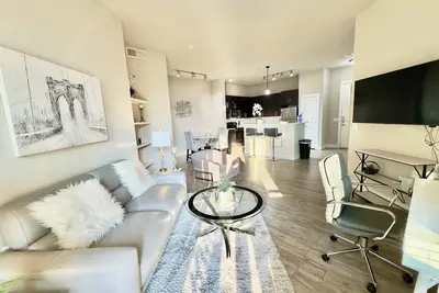 Image de 25% Off Luxury 2bd Courtyard Med Dist Dallas Dal037