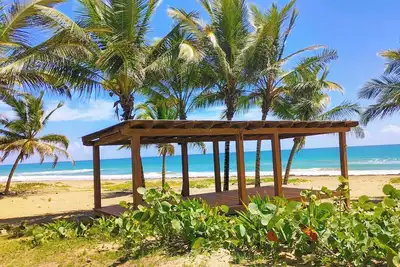 Image de Nothing but Blue Skies and Endless Beach from this Comfortable Beachfront Condo