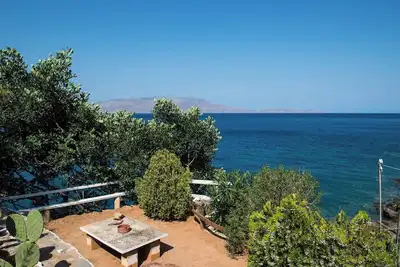 Image de 2 Annexed apartments over the sea – Private place to swim