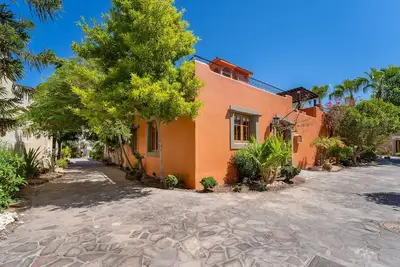Image de 3 BRs Water and Mountain Views-Steps to Beach and Inn