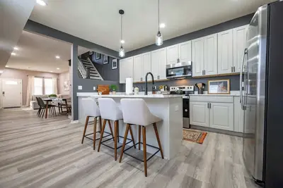 Image de Modern & Stylish - Mins to Downtown