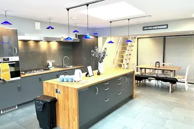 Image de Stylish 3-bed converted bakery in central Cheltenham – bold, bright & perfect for groups.